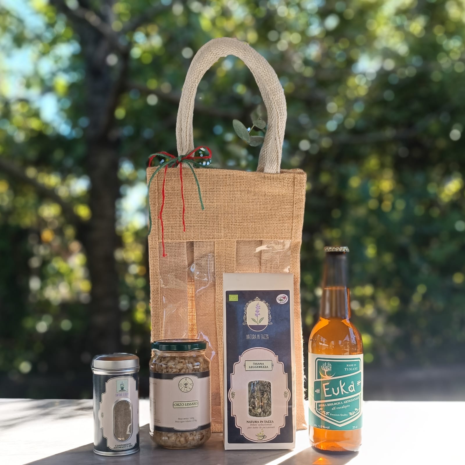 Idee regalo personalizzabili con mix di alimenti biologici Oligea con miele, birra artigianale, tisane bio, condimenti bio, orzo lessato
