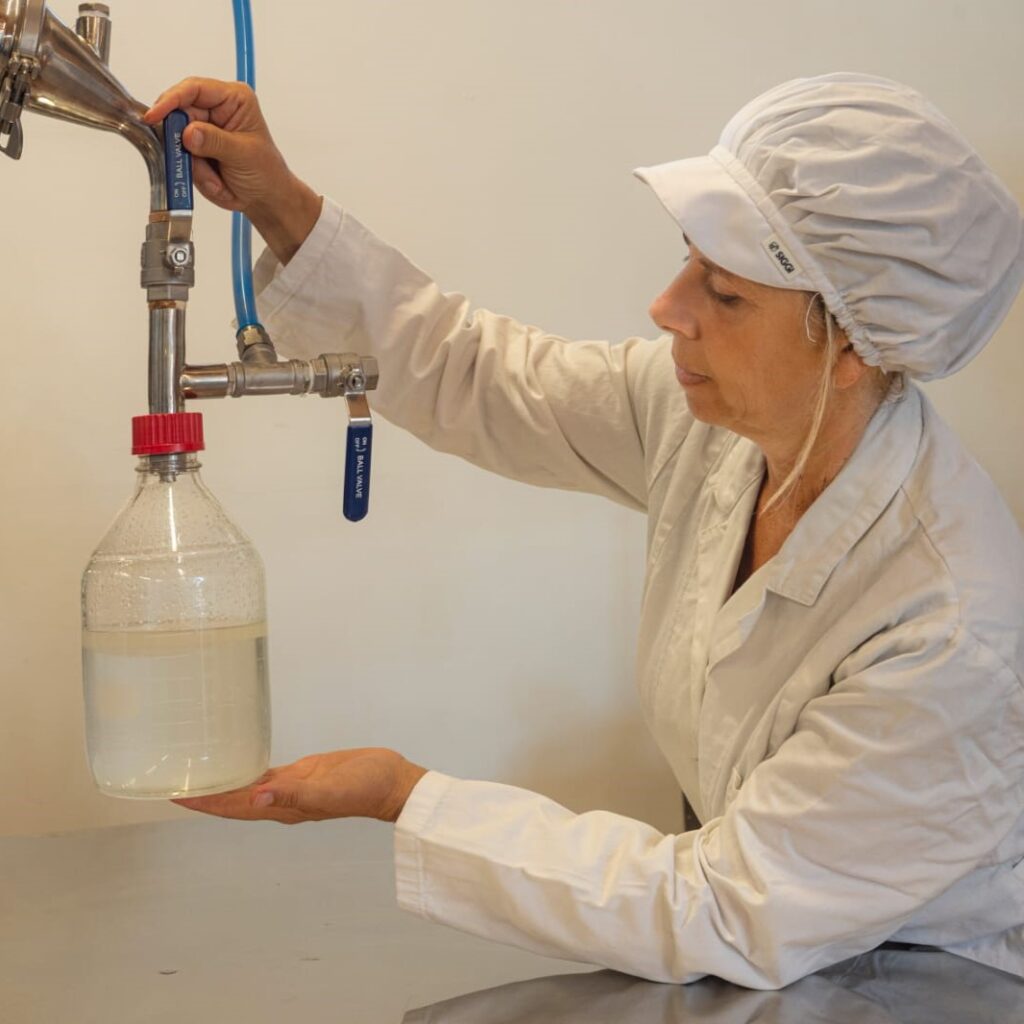 Elena Giannini distillazione oli essenziali professionali oligea nei laboratori di Massarosa